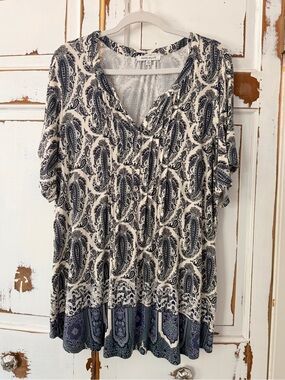 Rose & Olive Cream and Navy Paisley V-Neck Tunic